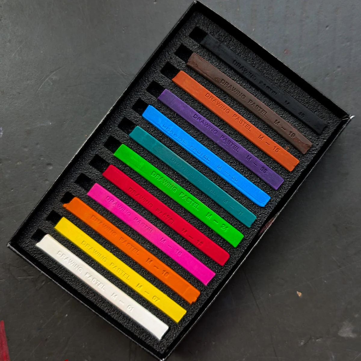 Mungyo - Artists' Drawing Pastels - Set of 12 Colours - Image 2