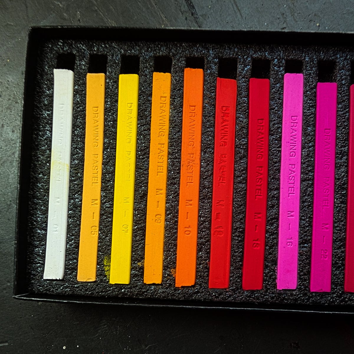 Mungyo - Artists' Drawing Pastels - Set of 24 Colours - Image 3